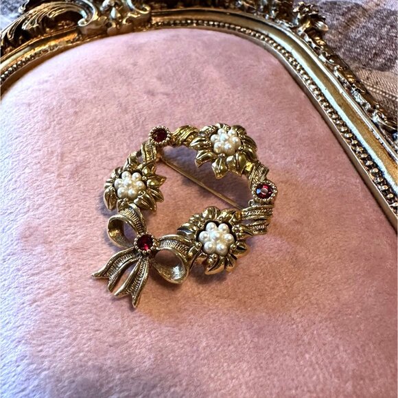 Avon Vintage Gold-Tone Wreath Brooch With Faux Pearls & Red Rhinestones - Picture 7 of 10